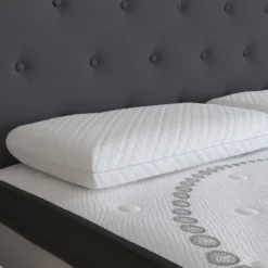 Merrick Lane Queen Size Ventilated Memory Foam Bed Pillow - Cool Gel Infused Memory Foam Pillow For Sleeping